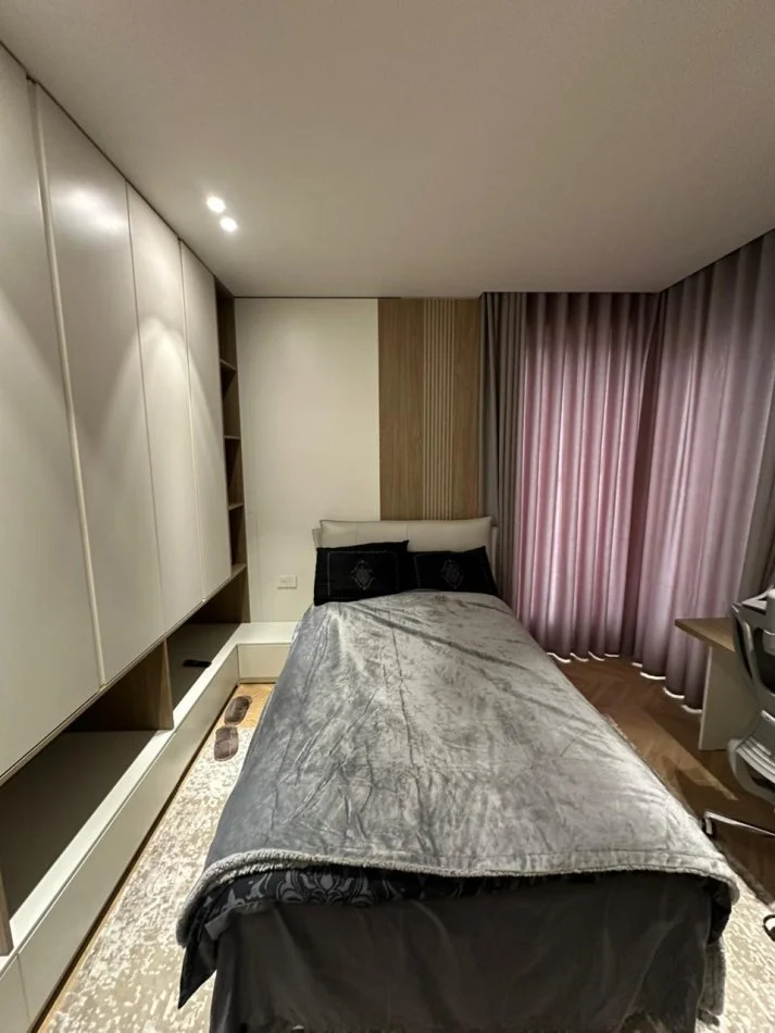 Tirane, shitet apartament 4+1+Ballkon , 225 m² (TEG)