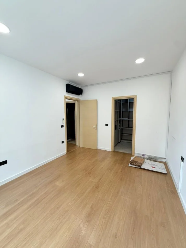 Tirane, jepet me qera zyre Kati 5, 180 m² 