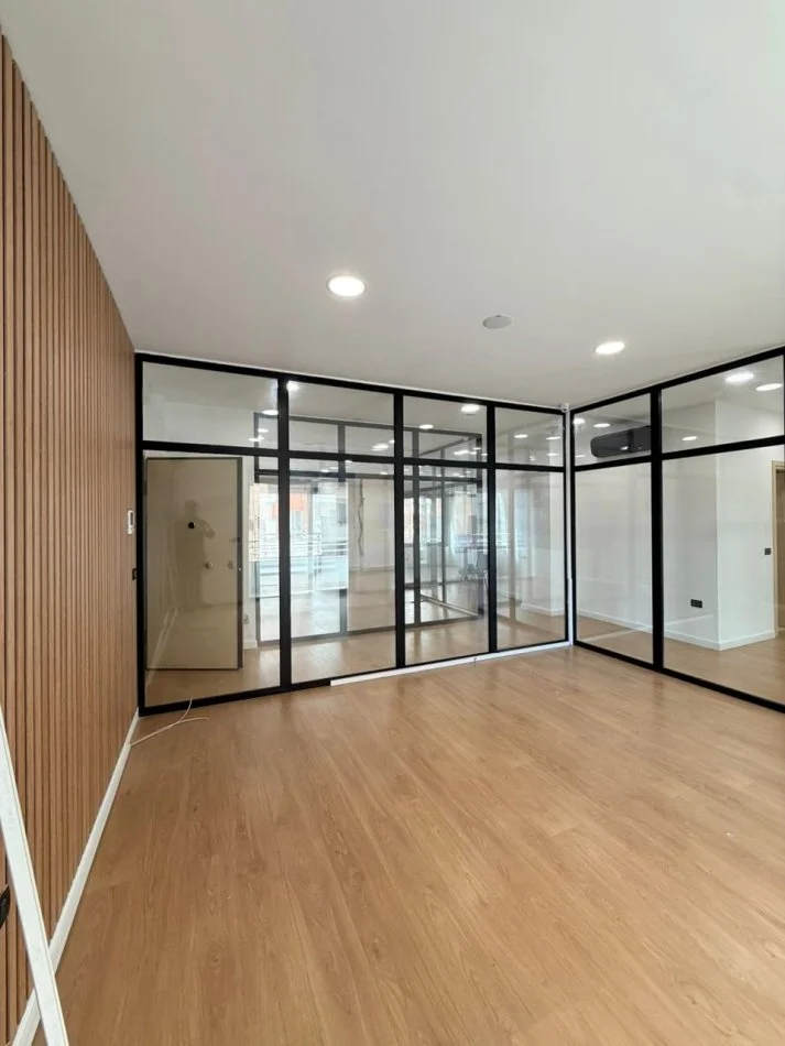 Tirane, jepet me qera zyre Kati 5, 180 m² 