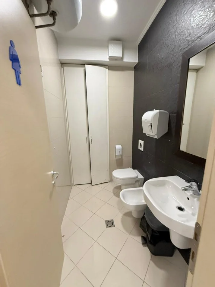 Tirane, jepet me qera zyre , 187 m² 