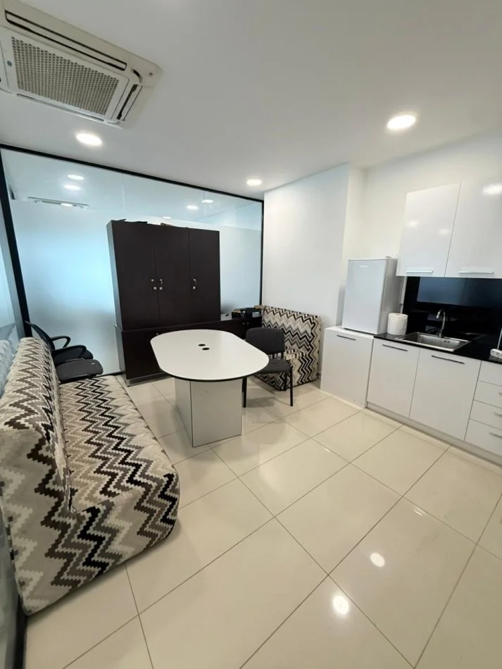 Tirane, jepet me qera zyre , 187 m² 