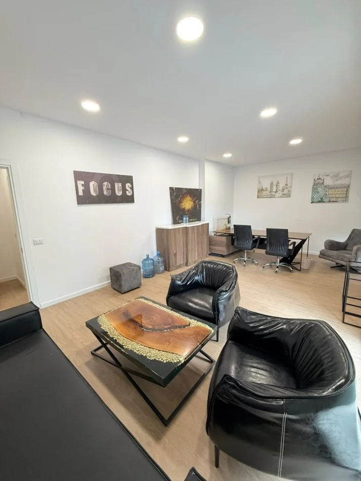 Tirane, jepet me qera zyre Kati 4, 180 m² 