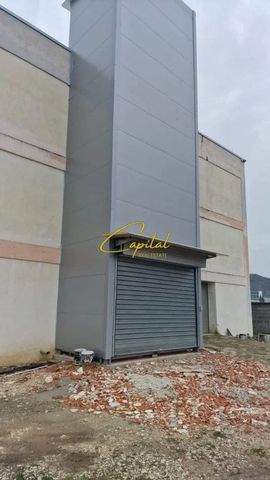 Tirane, jepet me qera magazine Kati 2, 720 m² 2.200 € (PRUSH)