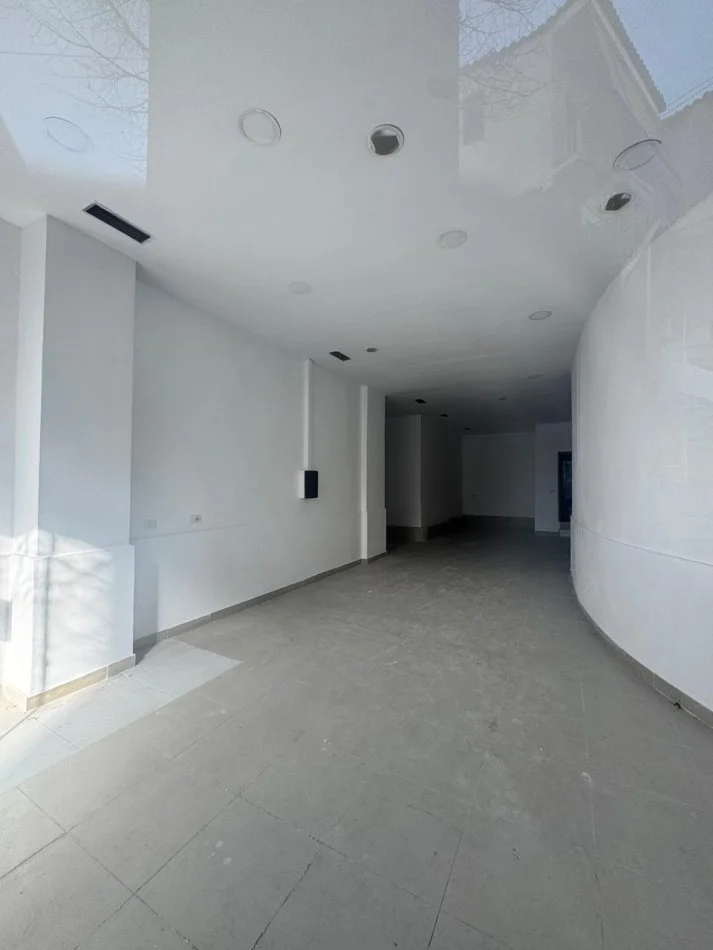 Tirane, jepet me qera dyqan Kati 0, 112 m² 800 € (RRUGA E ELBASANIT)