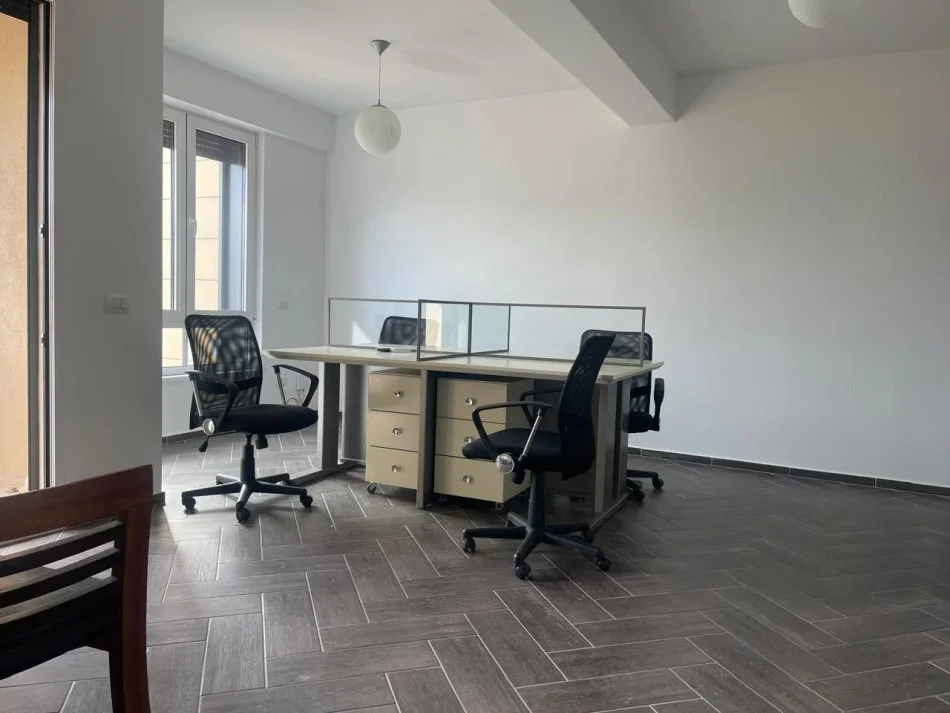 Tirane, jepet me qera zyre Kati 8, 61 m² 800 € (MYSLYM SHYRI)