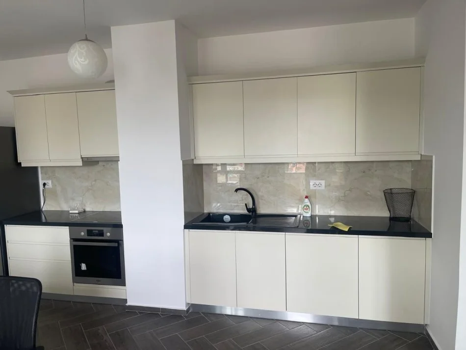 Tirane, jepet me qera zyre Kati 8, 61 m² 800 € (MYSLYM SHYRI)