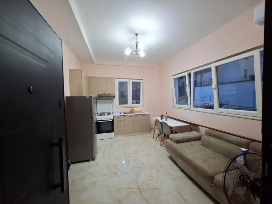 Tirane, shitet apartament 1+1+Ballkon Kati 1, (Apartament 1+1 me qira ne Laprake Spitali Ushtarak