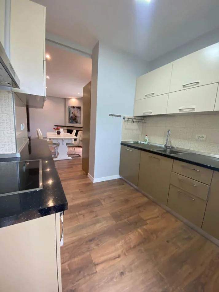 Tirane, shitet apartament 2+1+Ballkon Kati 13, 125 m² (Ekspozita)