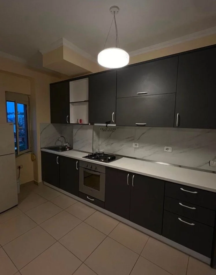Tirane, jepet me qera apartament 1+1 Kati 5, 79 m² 500 € (BRRYLI)