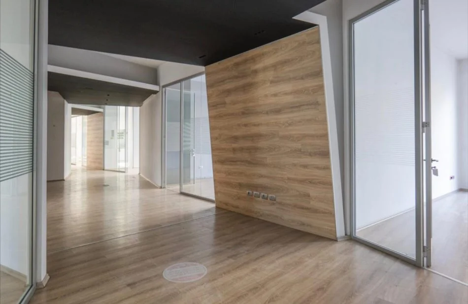 Tirane, jepet me qera zyre Kati 0, 2.470 m² 24.500 € (ALI DEMI)