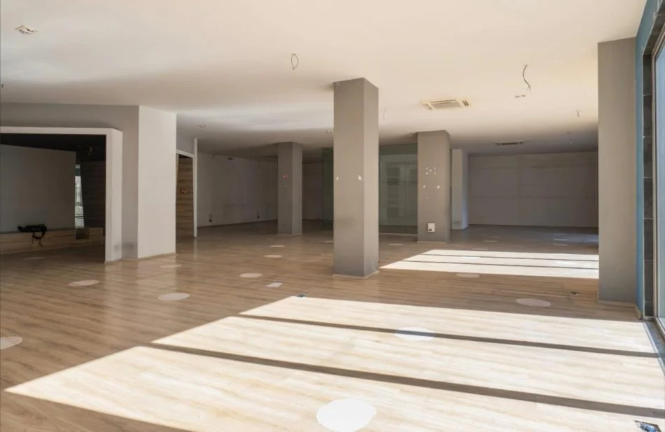 Tirane, jepet me qera zyre Kati 0, 2.470 m² 24.500 € (ALI DEMI)