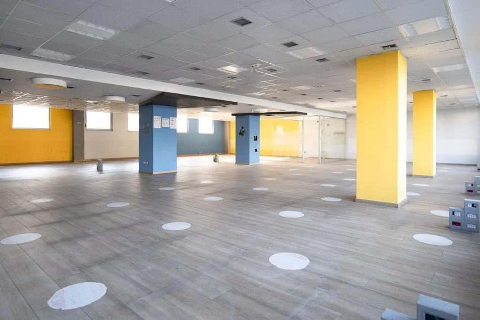 Tirane, jepet me qera zyre Kati 1, 1.530 m² 15.300 € (ALI DEMI)