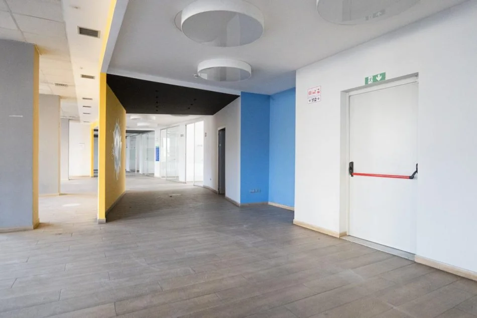 Tirane, jepet me qera zyre Kati 1, 1.530 m² 15.300 € (ALI DEMI)