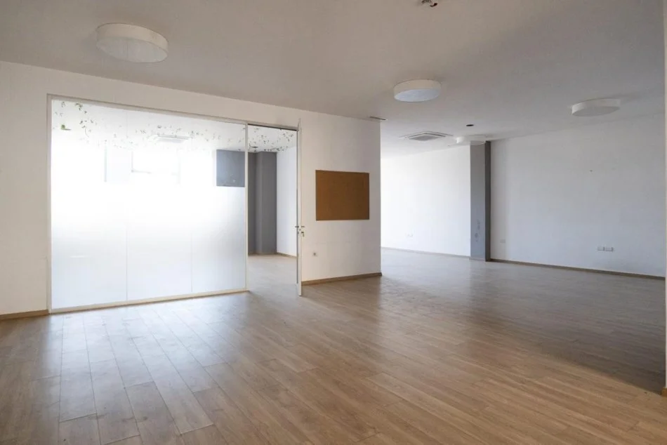 Tirane, jepet me qera zyre Kati 1, 380 m² 4.500 € (ALI DEMI)