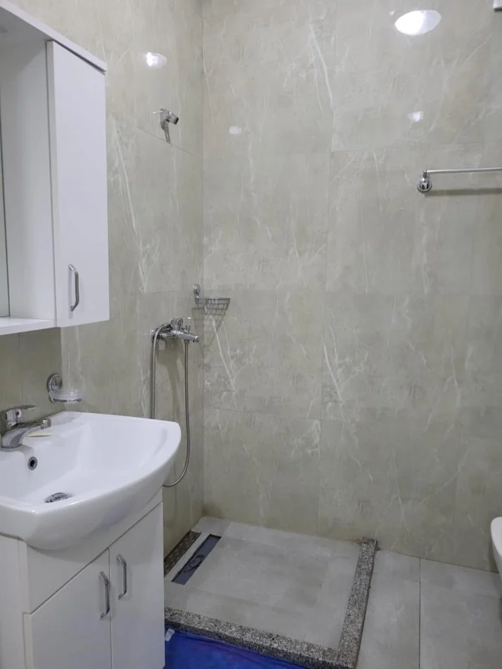 Tirane, jepet me qera apartament 1+1+Ballkon Kati 4, 68 m² 400 € (kopshti botanik)