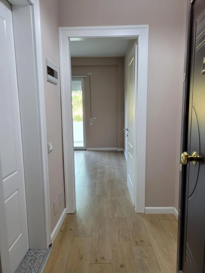 Tirane, jepet me qera apartament 1+1+Ballkon Kati 4, 68 m² 400 € (kopshti botanik)