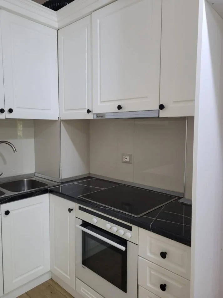 Tirane, jepet me qera apartament 1+1+Ballkon Kati 4, 68 m² 400 € (kopshti botanik)