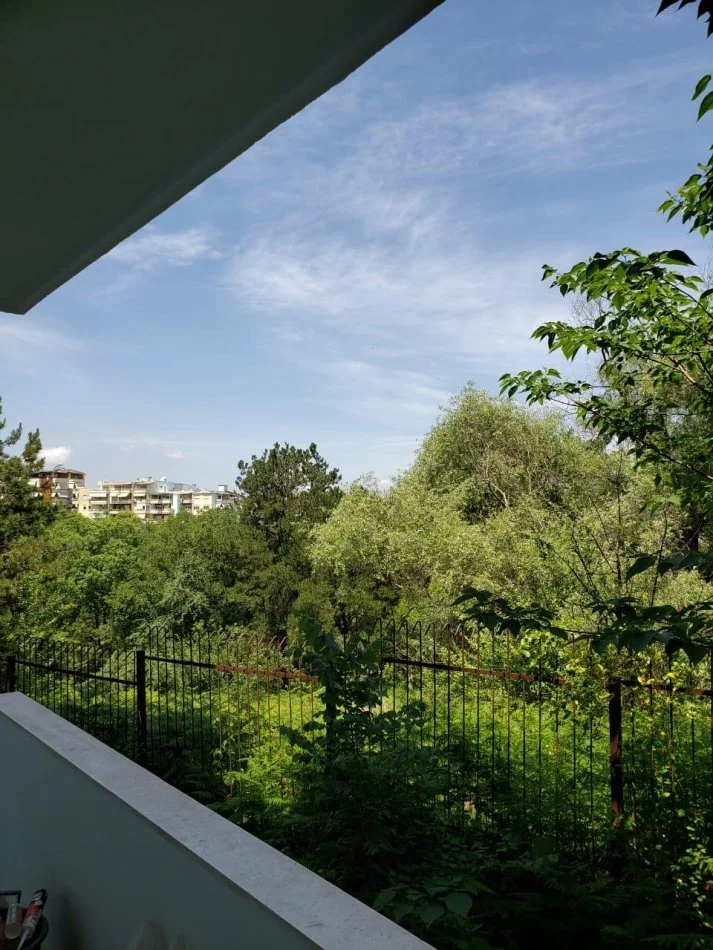 Tirane, jepet me qera apartament 1+1+Ballkon Kati 4, 68 m² 400 € (kopshti botanik)