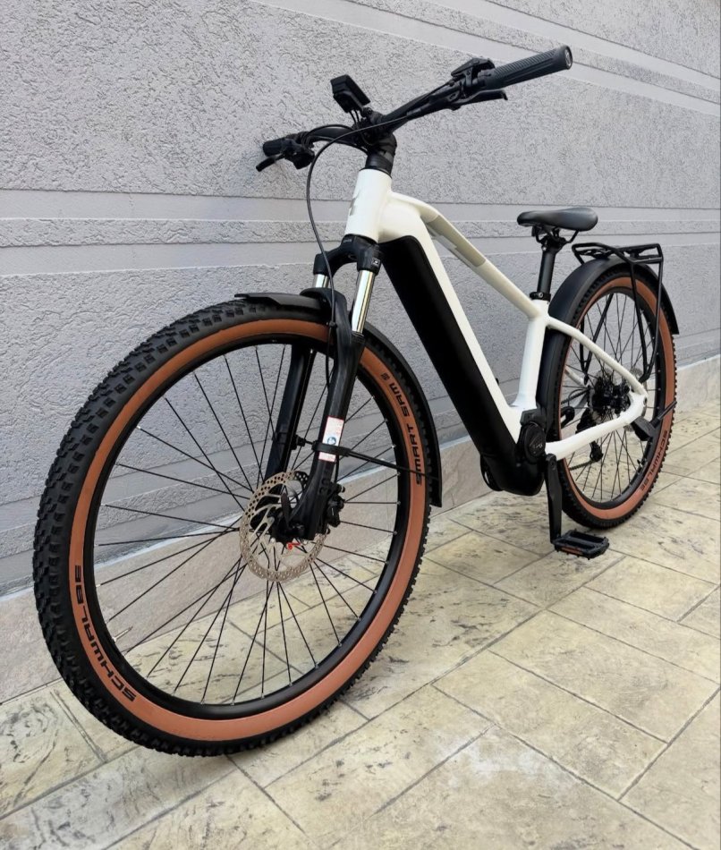 Tirane, shes biciklete elektrike CUBE e bardhë 1.200 €