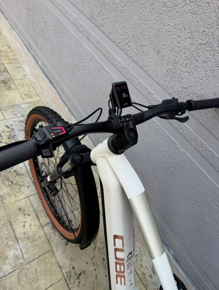 Tirane, shes biciklete elektrike CUBE e bardhë 1.200 €