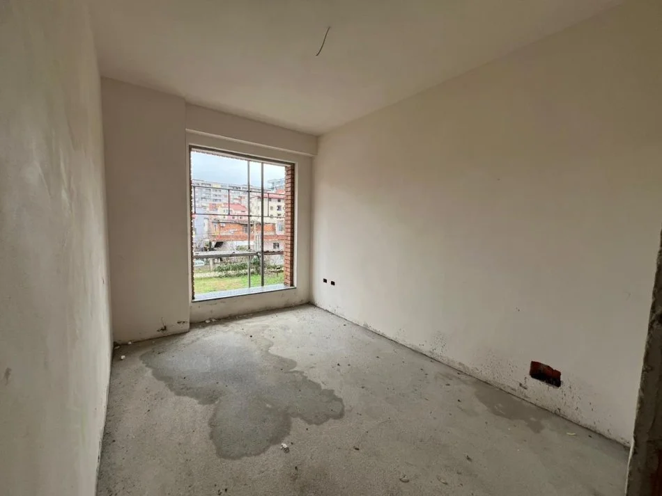 Tirane, shitet apartament 2+1 Kati 1,