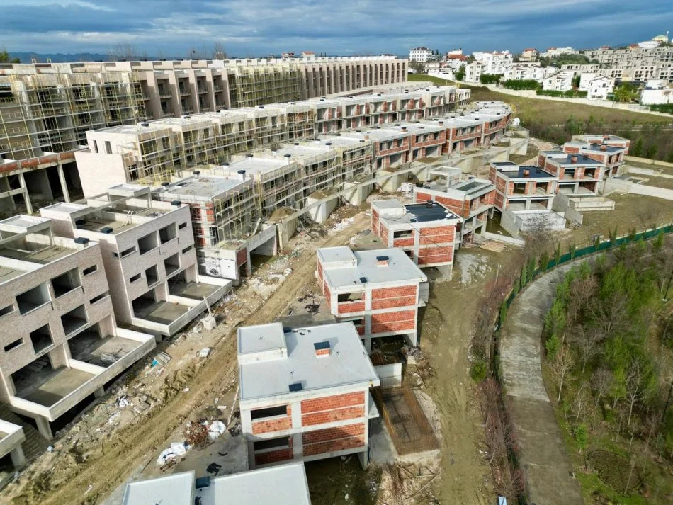 Tirane, shes Vile 3+1+Ballkon Kati 0, 170 m² 418.316 € (Liqeni Farkes)