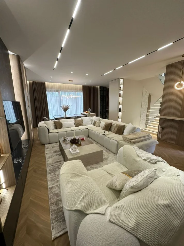 Tirane, shitet apartament 3+1+Aneks+Ballkon Kati 0, 225 m² (Vila Rose)