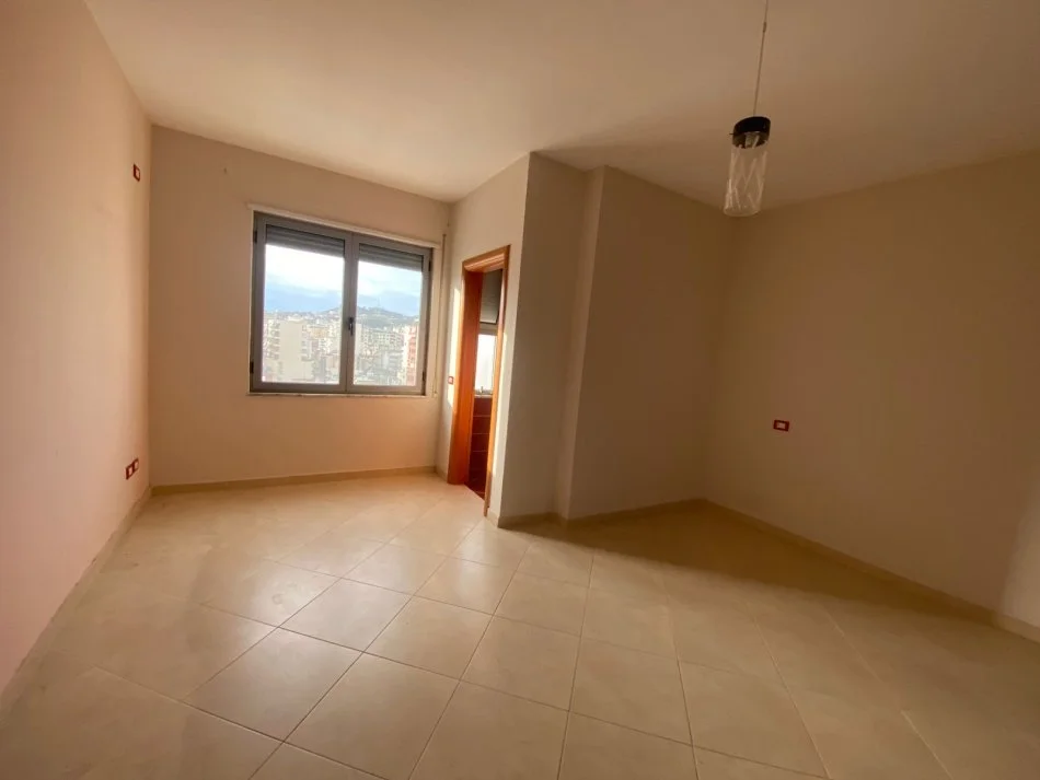 Durres, shitet apartament 2+1+Ballkon Kati 8, 155.000 € (rruga vasil kuqi)