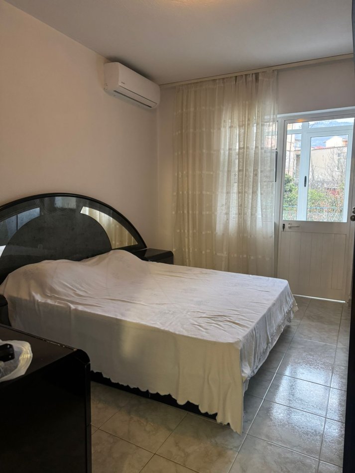 Tirane,Me Qra Apartament cilësor,bollshëm,kompletuar, tip 2+1,sip.120m2, katin 2-të, Ndërtesë/Vile e re, 3-kate, qera 45'000Leke/muaj, në rrugic "Kadillari" / rr."Sadik Petrela", afër rrethë-rrotullimit ri Shkozës/poligrafikut, 800m(8-min këmb) nga Maternitet Ri, e 2.5-km/25min këmb qendra Tiranës