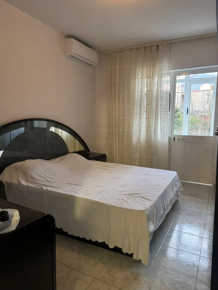 Tirane,Me Qra Apartament cilësor,bollshëm,kompletuar, tip 2+1,sip.120m2, katin 2-të, Ndërtesë/Vile e re, 3-kate, qera 45'000Leke/muaj, në rrugic "Kadillari" / rr."Sadik Petrela", afër rrethë-rrotullimit ri Shkozës/poligrafikut, 800m(8-min këmb) nga Maternitet Ri, e 2.5-km/25min këmb qendra Tiranës