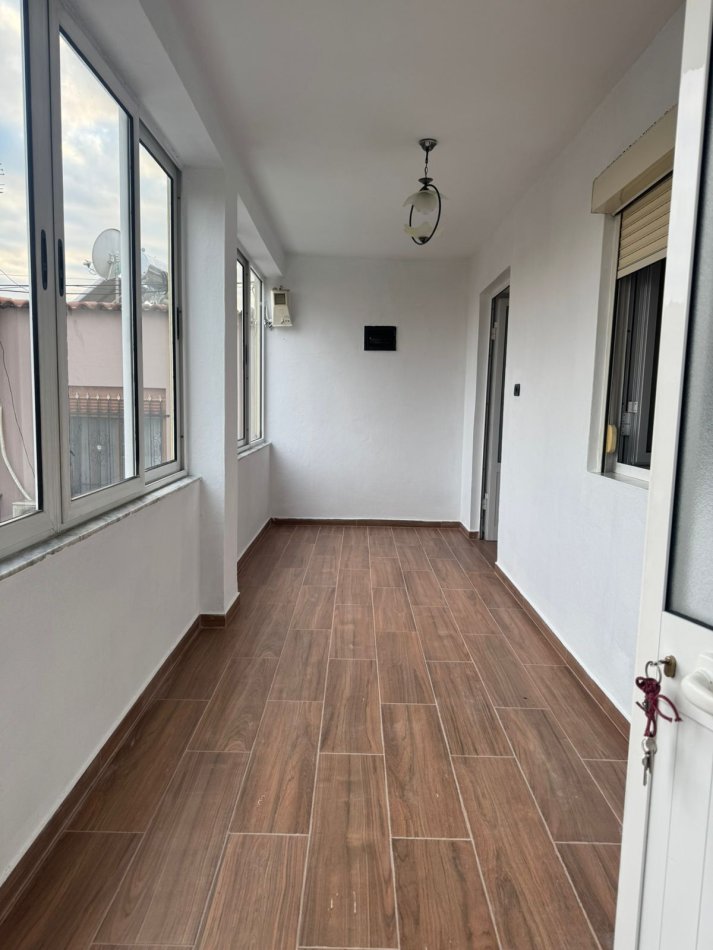 Tirane,Me Qra Apartament cilësor,bollshëm,kompletuar, tip 2+1,sip.120m2, katin 2-të, Ndërtesë/Vile e re, 3-kate, qera 45'000Leke/muaj, në rrugic "Kadillari" / rr."Sadik Petrela", afër rrethë-rrotullimit ri Shkozës/poligrafikut, 800m(8-min këmb) nga Maternitet Ri, e 2.5-km/25min këmb qendra Tiranës