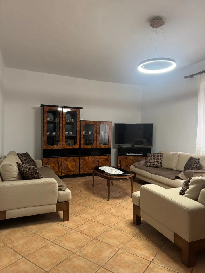 Tirane,Me Qra Apartament cilësor,bollshëm,kompletuar, tip 2+1,sip.120m2, katin 2-të, Ndërtesë/Vile e re, 3-kate, qera 45'000Leke/muaj, në rrugic "Kadillari" / rr."Sadik Petrela", afër rrethë-rrotullimit ri Shkozës/poligrafikut, 800m(8-min këmb) nga Maternitet Ri, e 2.5-km/25min këmb qendra Tiranës