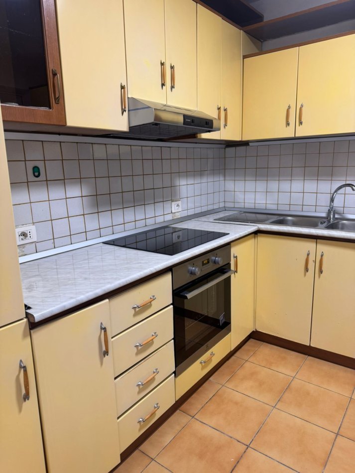 Tirane,Me Qra Apartament cilësor,bollshëm,kompletuar, tip 2+1,sip.120m2, katin 2-të, Ndërtesë/Vile e re, 3-kate, qera 45'000Leke/muaj, në rrugic "Kadillari" / rr."Sadik Petrela", afër rrethë-rrotullimit ri Shkozës/poligrafikut, 800m(8-min këmb) nga Maternitet Ri, e 2.5-km/25min këmb qendra Tiranës