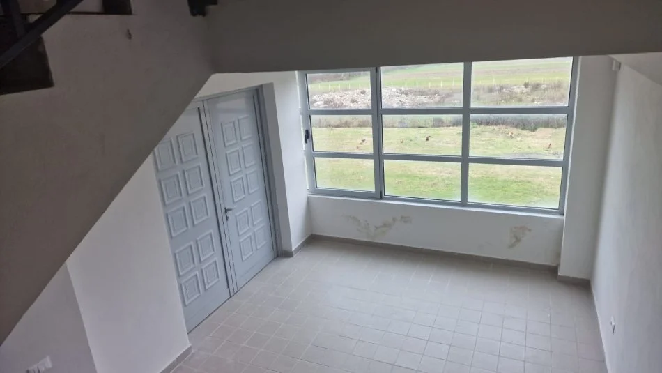 Tirane, jepet me qera magazine Kati 0, 720 m² 2.200 € (VAQARR)