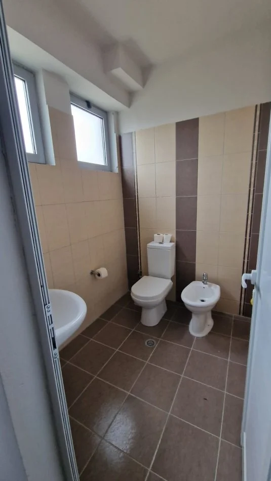 Tirane, jepet me qera magazine Kati 0, 720 m² 2.200 € (VAQARR)