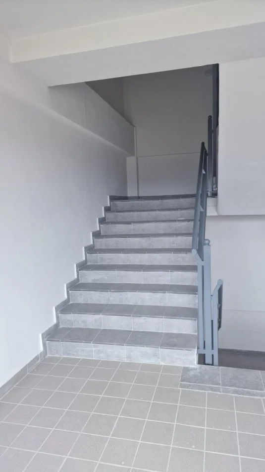 Tirane, jepet me qera magazine Kati 0, 720 m² 2.200 € (VAQARR)