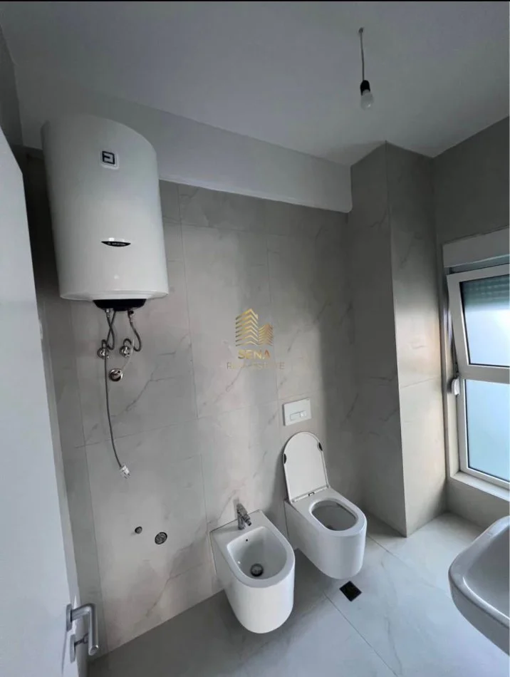 Tirane, jepet me qera apartament 1+1+Ballkon Kati 8, 60 m² 350 € (Rezidenca Kadiu)