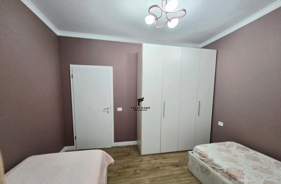Tirane, jepet me qera apartament 3+1+Ballkon Kati 2, 160 m² 1.400 € (LIQENI ARTIFICIAL)