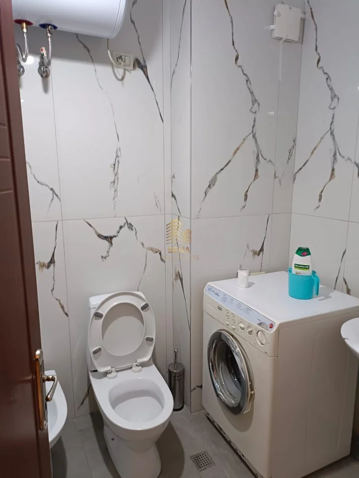Tirane, jepet me qera apartament 1+1+Ballkon Kati 5, 70 m² 500 € (Laprake)