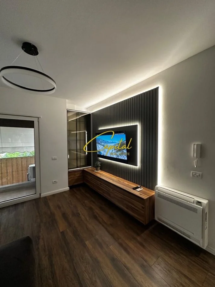 Tirane, jepet me qera apartament 1+1 Kati 4, 55 m² 700 € (KOMUNA E PARISIT)