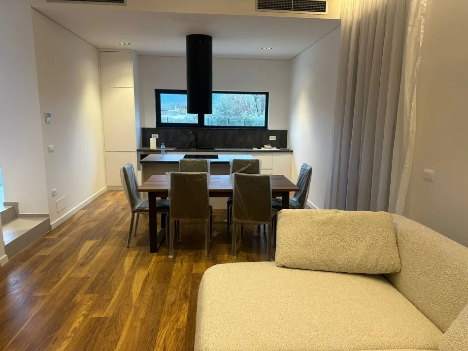 Tirane, jepet me qera Vile 3 Katshe , 150 m² 3.400 € (TEG , LUNDER)