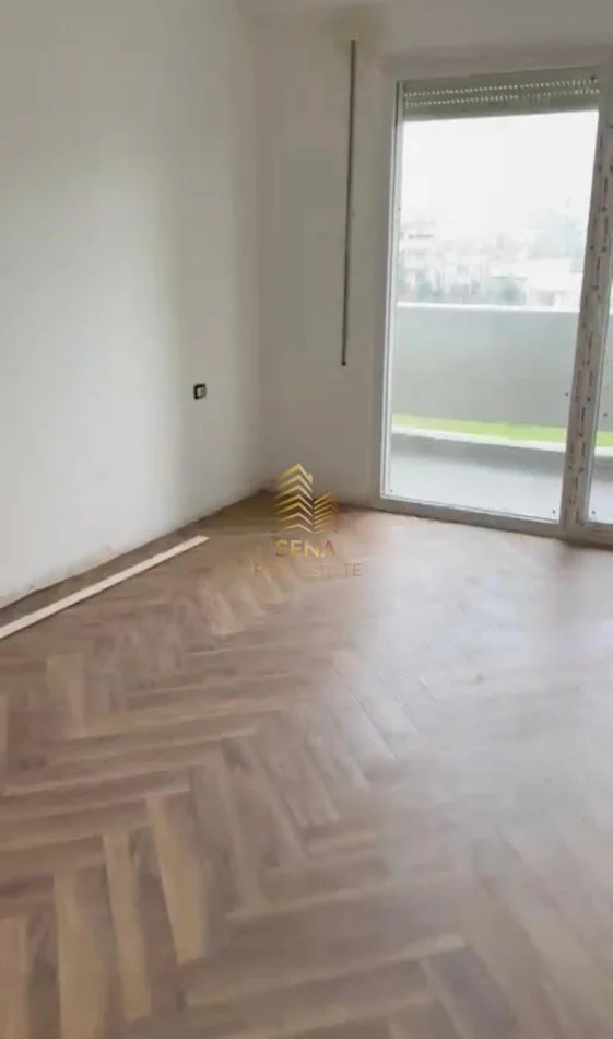 Tirane, jepet me qera ambjent biznesi Kati 3, 70 m² 500 € (Yzberisht)