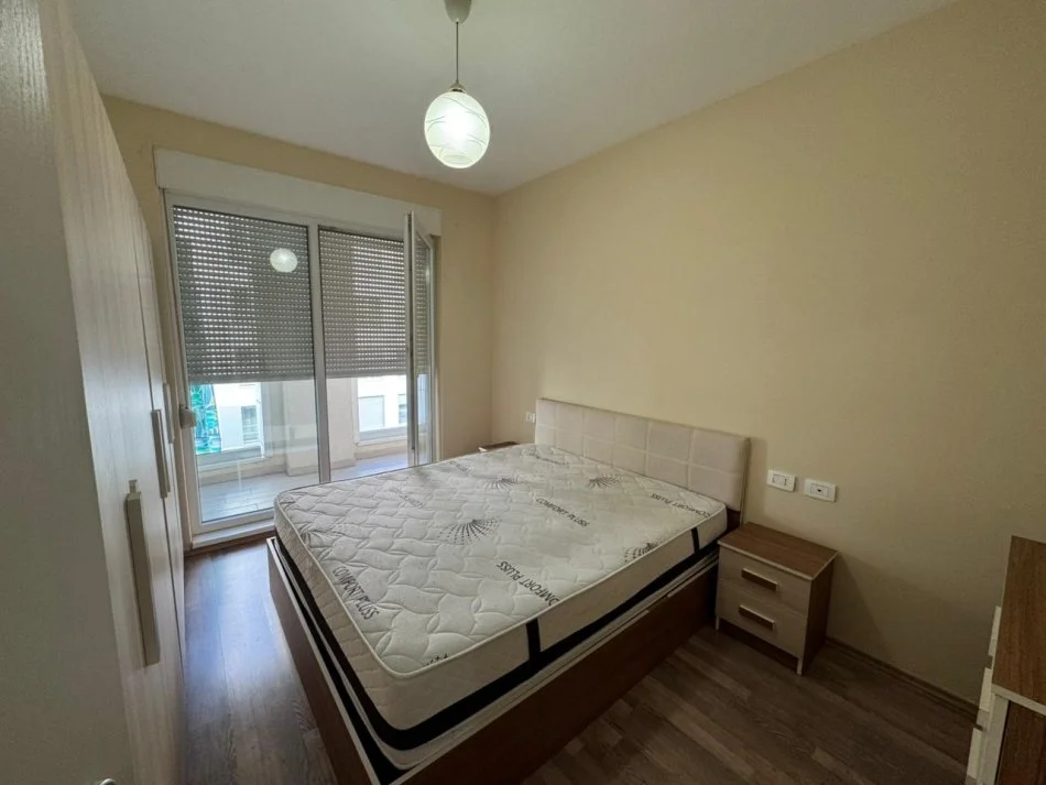 Tirane, jepet me qera apartament 1+1 Kati 5, 500 €