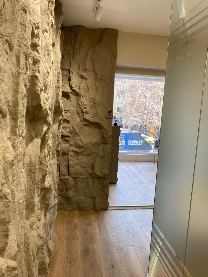 Tirane, jepet me qera dyqan Kati 1, 85 m² 1.500 € (URA E NISHARAKUT)