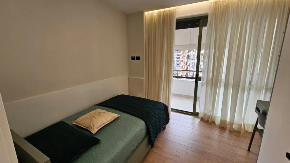 Tirane, jepet me qera apartament 2+1 , 75 m² 800 € (Komuna e Parisit, prane rrethit)