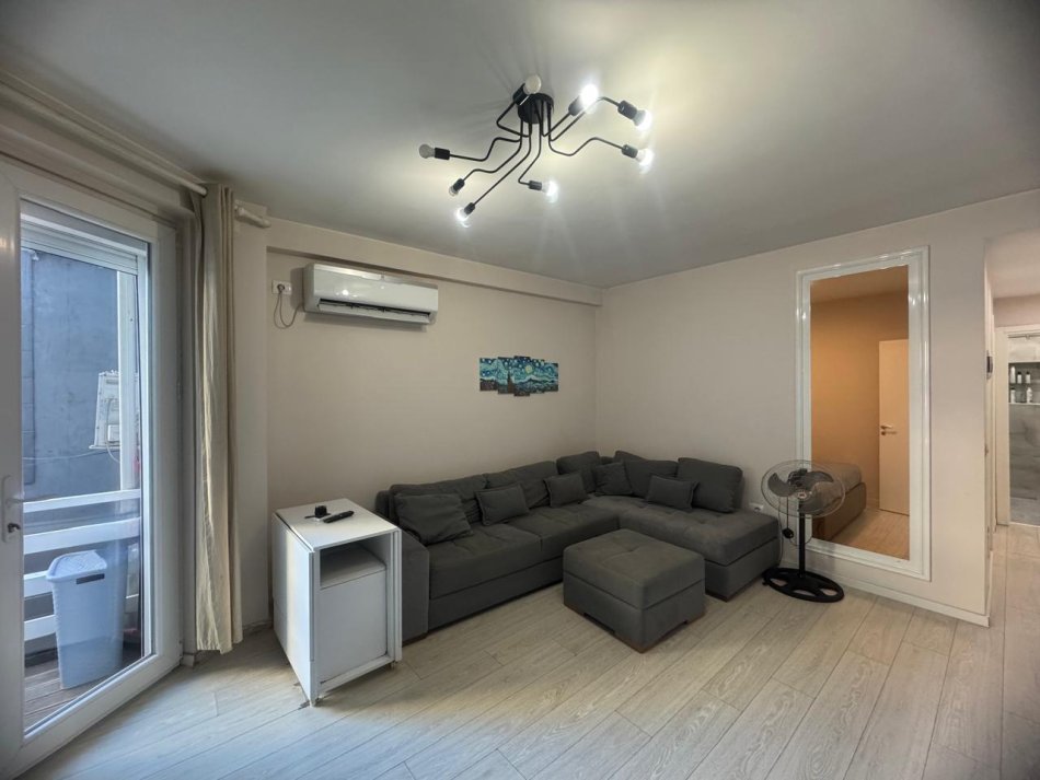 Tirane, jepet me qera apartament 1+1+Ballkon Kati 3, 44 m² 575 € 