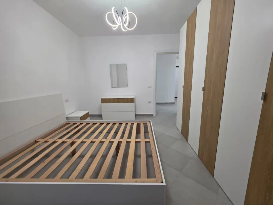 Jepet me Qera Apt 1+1 (+ Bllkn) 100% i Ri 5 min nga Farmacia 10📍 (Fakulteti i Mjeksise)  Pallat i Ri V.2025 | 500€ / Muaj 🔥