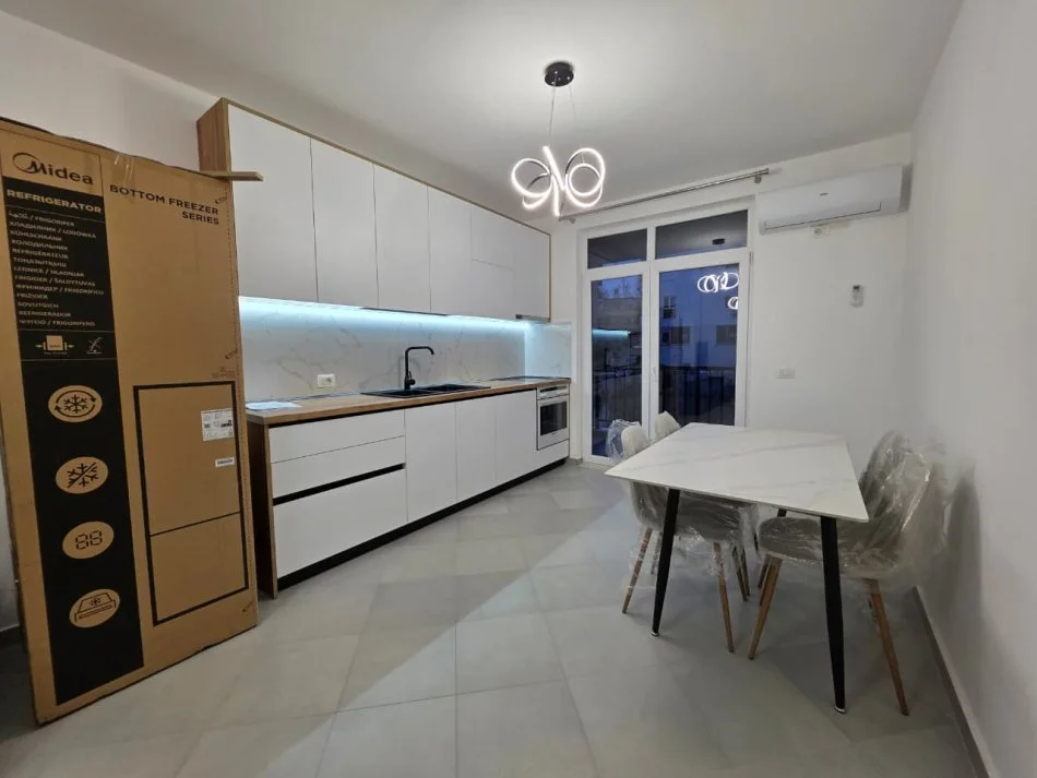 Jepet me Qera Apt 1+1 (+ Bllkn) 100% i Ri 5 min nga Farmacia 10📍 (Fakulteti i Mjeksise)  Pallat i Ri V.2025 | 500€ / Muaj 🔥