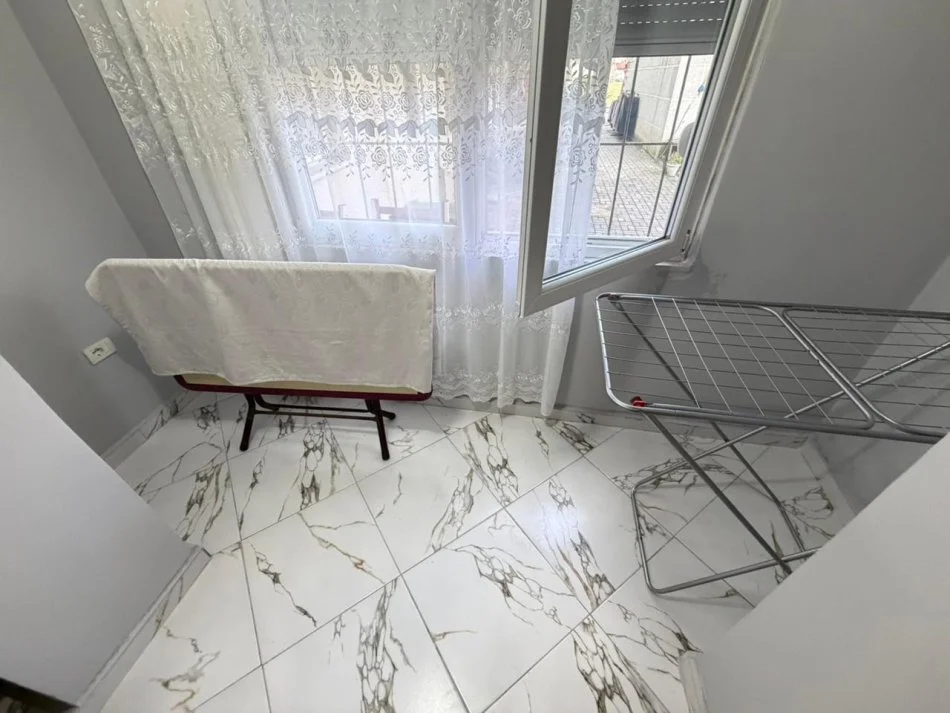 Tirane, jepet me qera apartament 1+1 Kati 1,