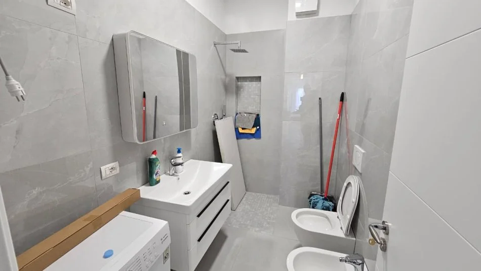 Tirane, jepet me qera apartament 2+1 Kati 8, 90 m² 650 € (Brryli)